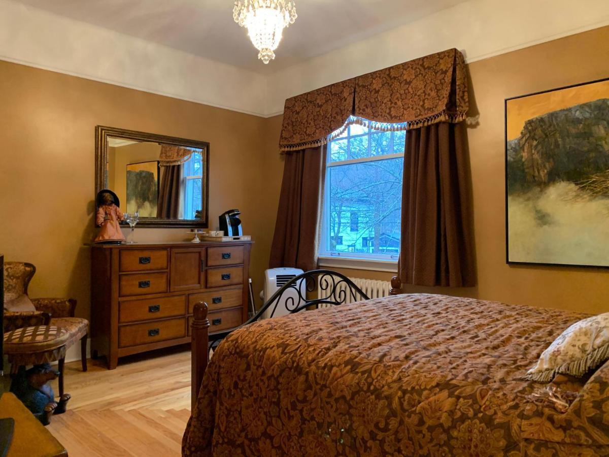 Monroe House Executive Guest Suites Сент-Джонс Екстер'єр фото
