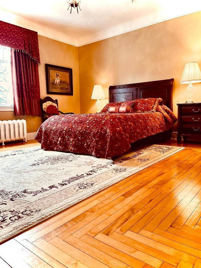 Monroe House Executive Guest Suites Сент-Джонс Екстер'єр фото